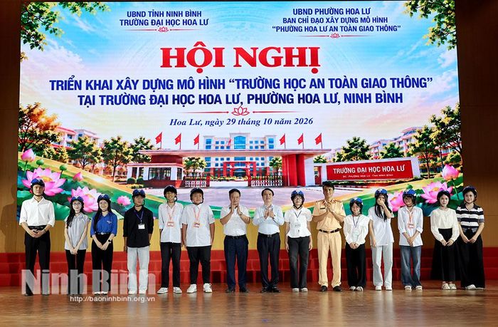 Ban tổ chức chương trình tặng mũ bảo hiểm cho các em sinh viên.