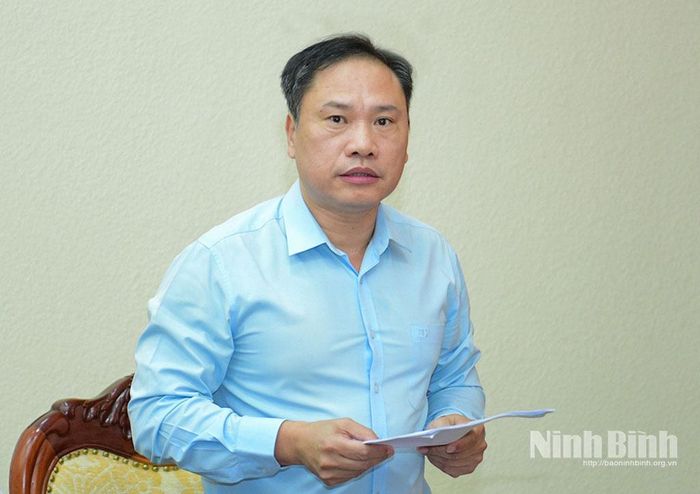 Đồng chí Hoàng Nguyên Dự, Ủy viên Ban Thường vụ Tỉnh ủy, Phó Bí thư Thường trực Đảng ủy các cơ quan Đảng tỉnh quán triệt nội dung Nghị quyết.