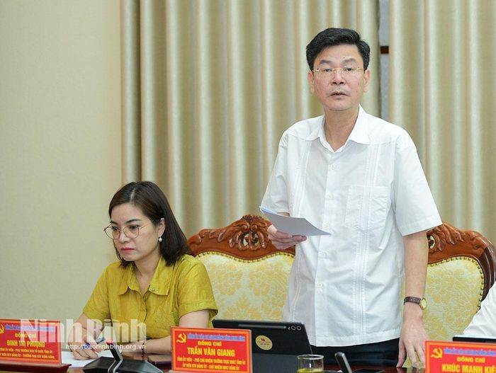 Đồng chí Trần Văn Giang, Tỉnh ủy viên, Phó Chủ nhiệm Thường trực Ủy ban Kiểm tra Tỉnh ủy phát biểu tại hội nghị.