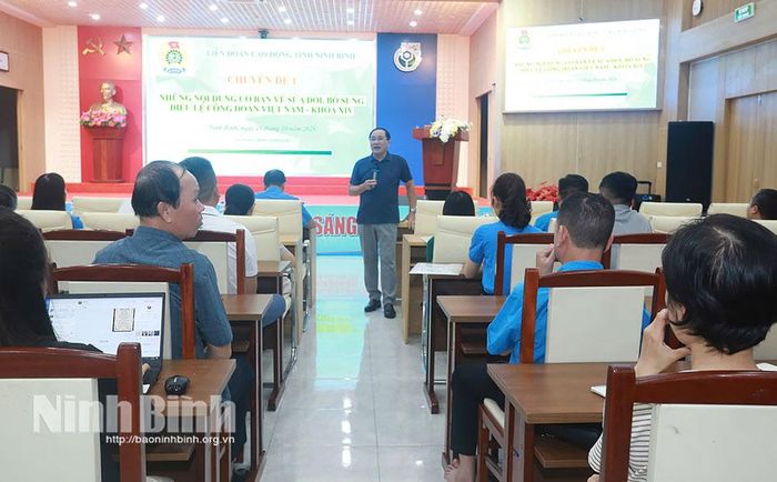 PGS.TS Hoàng Thanh Xuân, Giảng viên cao cấp Trường Đại học Công đoàn truyền đạt các nội dung tập huấn.