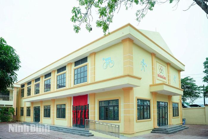 Nhà đa năng Trường Tiểu học Hà Nam, phân hiệu 2 được xây mới rộng rãi, khang trang.