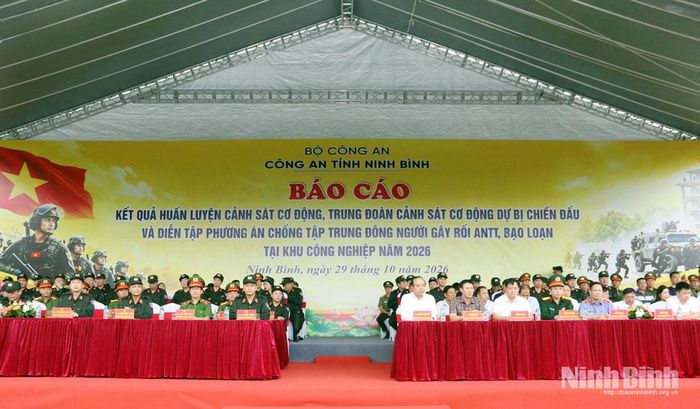 Các đại biểu tham dự chương trình.