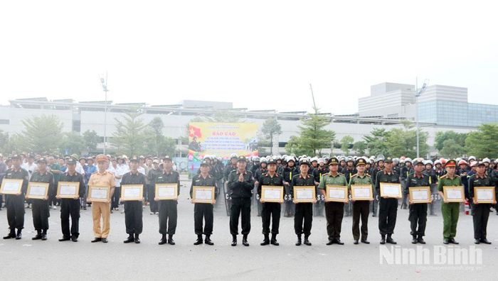 Đại tá Cù Quốc Thắng, Giám đốc Công an tỉnh tặng Giấy khen cho các tập thể, cá nhân có thành tích xuất sắc trong công tác tham mưu, huấn luyện và trực tiếp tham gia diễn tập.