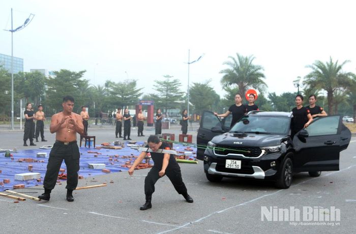 Nữ cảnh sát cơ động vận công lực kéo xe ô tô.