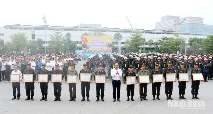 Đồng chí Phó Chủ tịch UBND tỉnh Đặng Thanh Sơn trao tặng Bằng khen của Chủ tịch UBND tỉnh cho các tập thể, cá nhân có thành tích xuất sắc trong công tác tham mưu, huấn luyện và trực tiếp tham gia diễn tập.