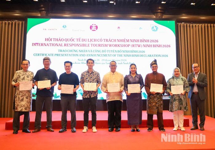Ban tổ chức Hội thảo trao Giấy chứng nhận cho các học giả, chuyên gia.