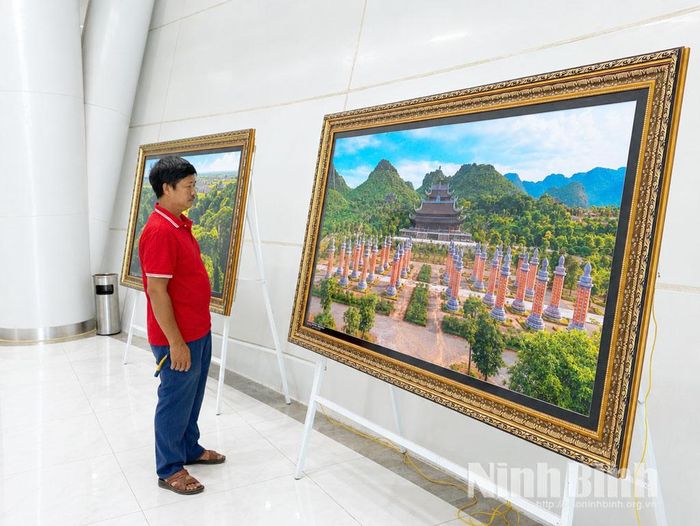 Khách tham quan ảnh trưng bày.
