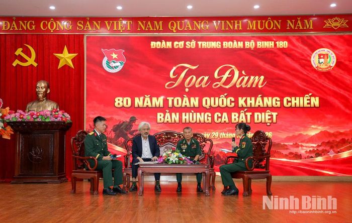 Giao lưu với cựu chiến binh Nguyễn Văn Hợi và ông Nguyễn Phi Dũng, kỷ lục gia Việt Nam, nhà sưu tầm báo chí tại Tọa đàm.