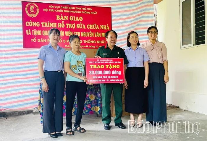 Chi hội Công ty cổ phần Xuất nhập khẩu 3/2 Hòa Bình trao tiền hỗ trợ sửa chữa nhà cho gia đình CCB Nguyễn Văn Minh.