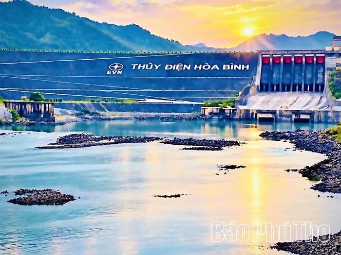 Thuỷ điện Hòa Bình lúc hoàng hôn.
