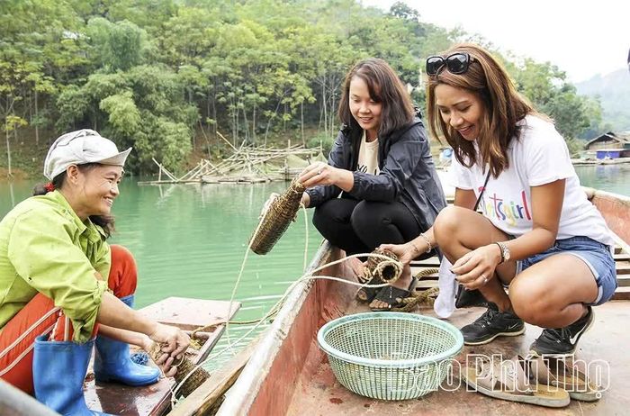 Du khách trải nghiệm hoạt động mưu sinh của người dân trên lòng hồ Hòa Bình.