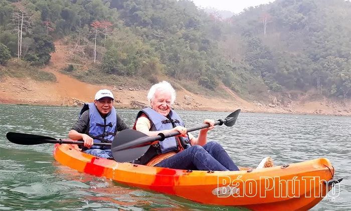 Du khách chèo thuyền khám phá cảnh quan lòng hồ Hòa Bình.