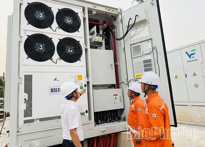 Cán bộ, nhân viên các đơn vị kiểm tra hệ thống pin lưu trữ năng lượng BESS.