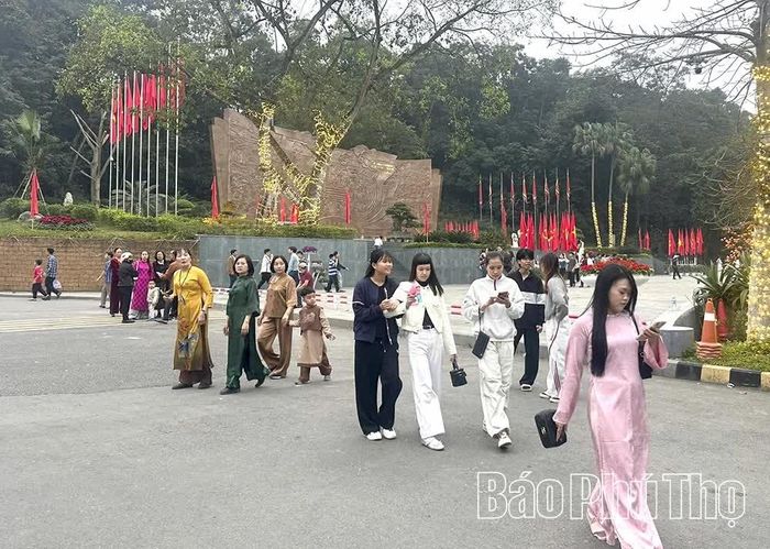 Đồng bào và du khách hành hương về Đền Hùng.