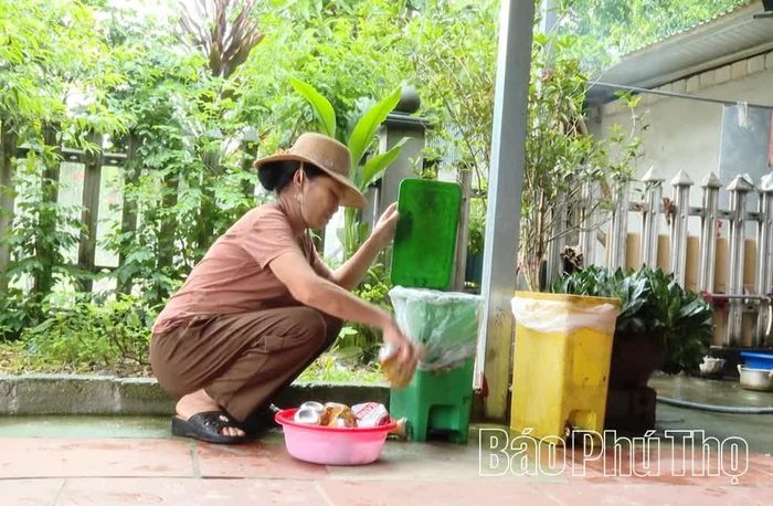 Người dân phân loại rác tại nhà.