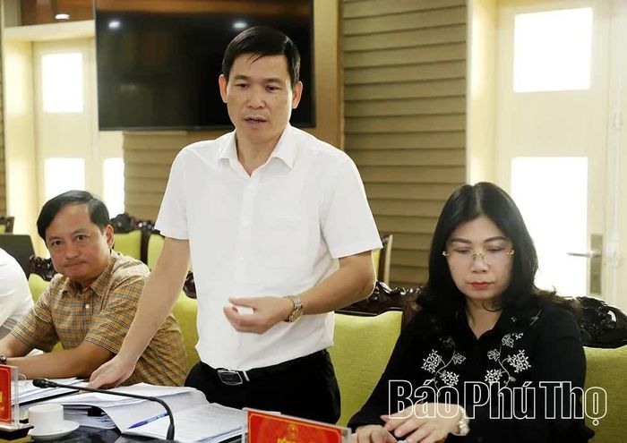 Trưởng Ban Pháp chế HĐND tỉnh Đinh Đức Lân trình bày báo cáo thẩm tra tại phiên họp.