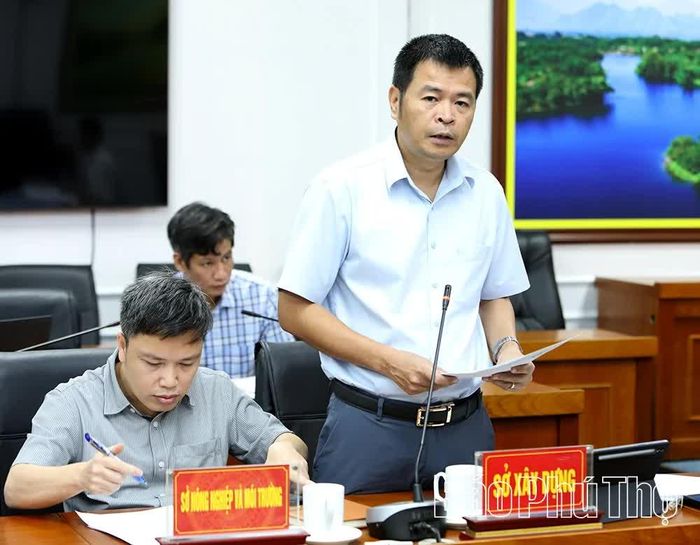 Lãnh đạo Sở Xây dựng báo cáo tại hội nghị.