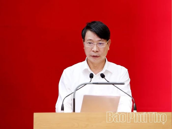 Đồng chí Phó Chủ tịch UBND tỉnh Nguyễn Khắc Hiếu quán triệt những nội dung cốt lõi Kết luận số 105-KL/TW, ngày 15/10/2026 về “Thu hút và trọng dụng nhân tài trong các ngành, lĩnh vực mũi nhọn, phục vụ đất nước phát triển nhanh, bền vững”.