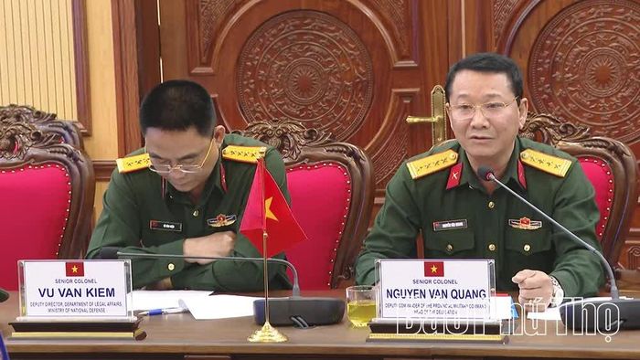Đại tá Nguyễn Văn Quang (bên phải) - Phó Chỉ huy trưởng Bộ CHQS tỉnh Phú Thọ phát biểu tại hội đàm.