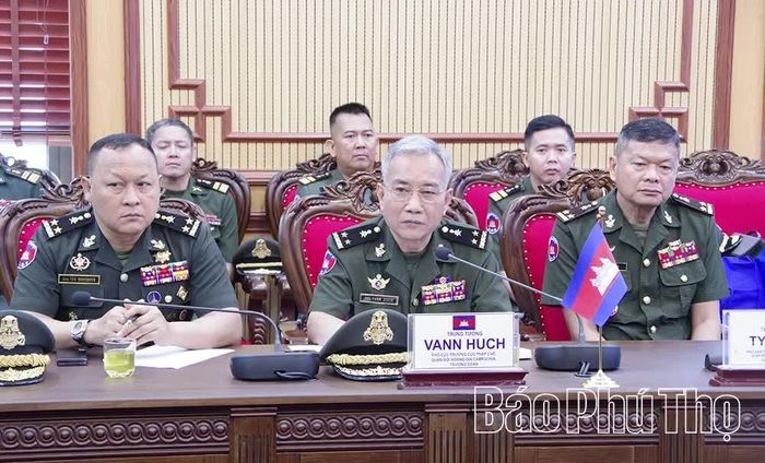 Trung tướng Vann Huch - Phó Cục trưởng Cục Pháp chế Quân đội Hoàng Gia Campuchia phát biểu tại hội đàm.