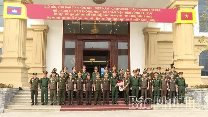 Lãnh đạo Bộ CHQS tỉnh Phú Thọ chụp ảnh lưu niệm cùng đoàn cán bộ phụ trách pháp chế Quân đội Hoàng gia Campuchia.