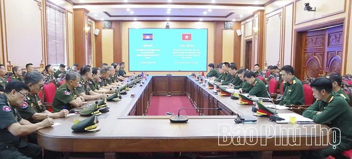 Quang cảnh hội đàm giữa Bộ CHQS tỉnh Phú Thọ với đoàn cán bộ phụ trách pháp chế Quân đội Hoàng gia Campuchia.