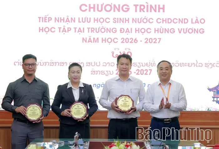 Lãnh đạo Trường Đại học Hùng Vương trao quà lưu niệm tặng lãnh đạo Sở Giáo dục và Thể thao 3 tỉnh Bắc Lào.