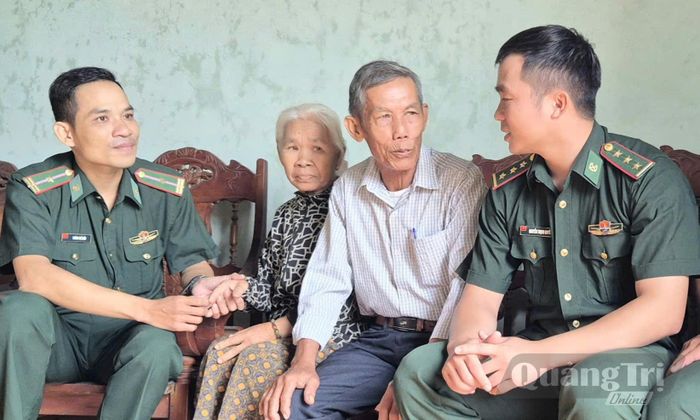 Thượng úy Nguyễn Trọng Quyết (thứ nhất từ phải sang) và cán bộ Đồn Biên phòng Triệu Vân thăm hỏi người dân, nắm bắt tình hình trên địa bàn - Ảnh: K.S