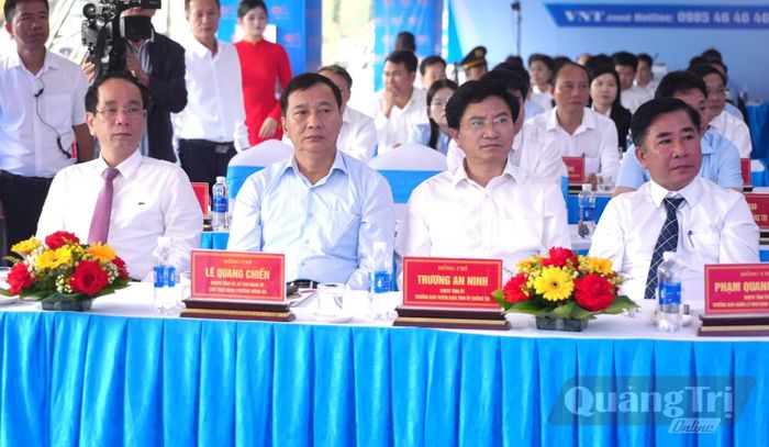 Các đồng chí trong Ban Thường vụ Tỉnh ủy tham dự lễ khởi công - Ảnh: T.Đ