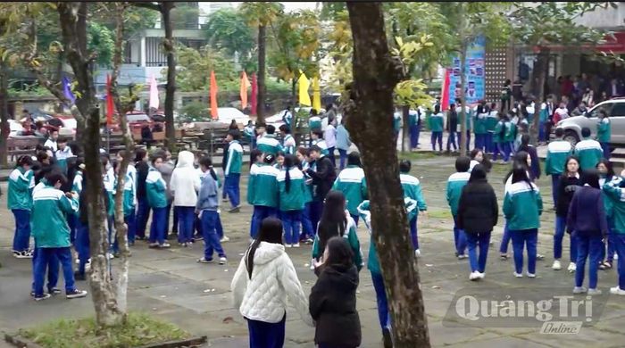 Sân trường THPT Đông Hà vui nhộn giờ ra chơi - Ảnh: T.H