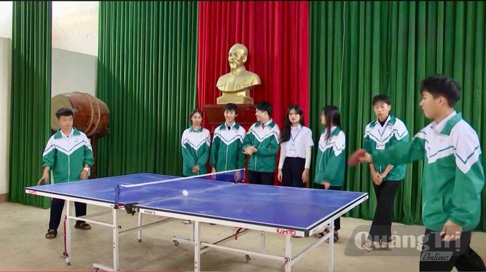 Bóng bàn được các em học sinh tham gia nhiệt tình vào giờ ra chơi - Ảnh: T.H
