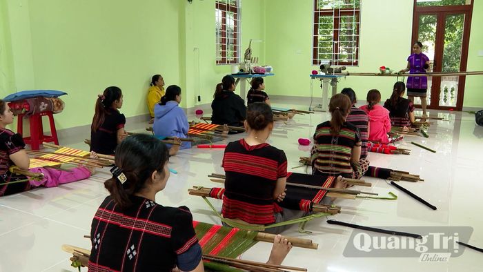 Dạy nghề dệt thổ cẩm cho phụ nữ xã La Lay - Ảnh: H.Đ
