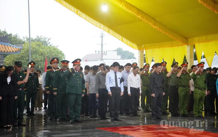 Đại biểu dành phút tưởng niệm các anh hùng liệt sĩ - Ảnh: Đ.V