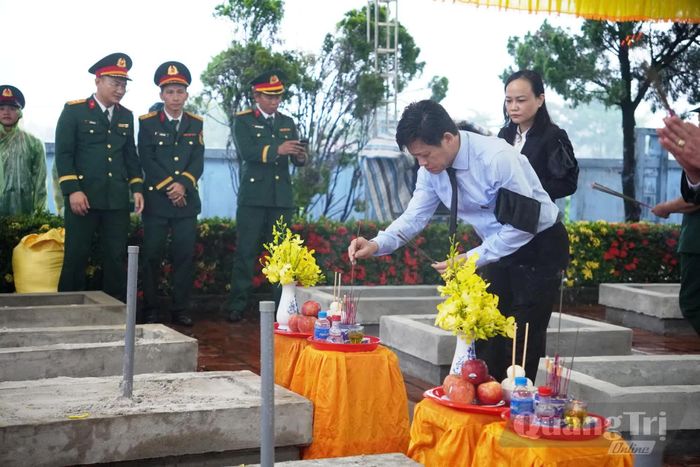 Đồng chí Lê Văn Bảo, Phó Chủ tịch UBND tỉnh thắp hương lên phần mộ liệt sĩ vừa được an táng - Ảnh: Đ.V