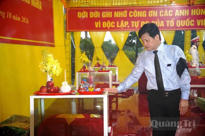 Đồng chí Lê Văn Bảo, Phó Chủ tịch UBND tỉnh tưởng niệm, tri ân các anh hùng liệt sĩ - Ảnh: Đ.V