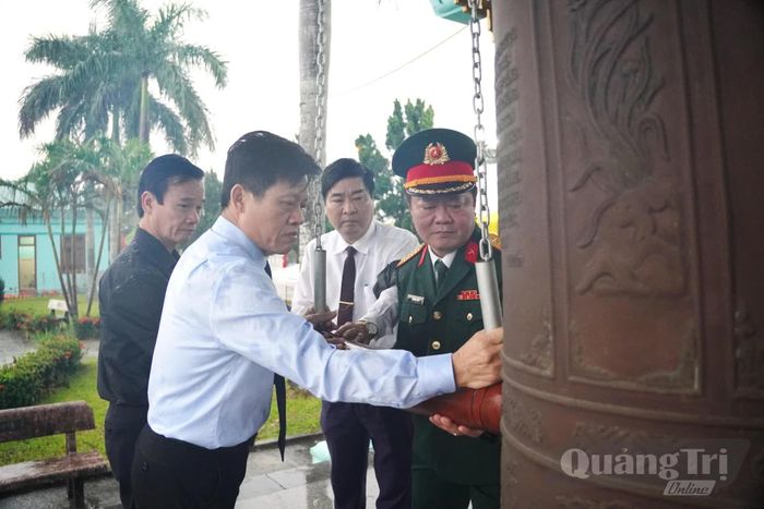 Đồng chí Lê Văn Bảo, Phó Chủ tịch UBND tỉnh và các đại biểu thỉnh chuông tại Nghĩa trang liệt sĩ phường Quảng Trị - Ảnh: Đ.V