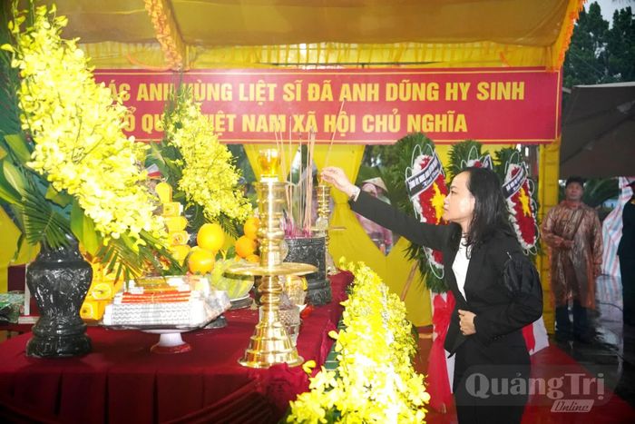 Đại diện lãnh đạo sở, ngành dâng hương tri ân các anh hùng liệt sĩ - Ảnh: Đ.V