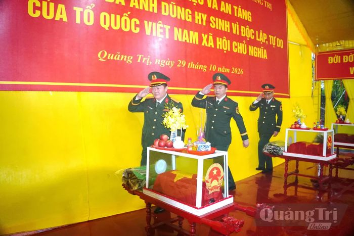 Đại biểu Bộ Chỉ huy Quân sự tỉnh tưởng niệm, tri ân các anh hùng liệt sĩ - Ảnh: Đ.V