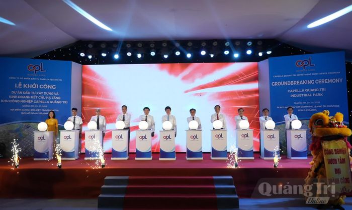 Các đại biểu thực hiện nghi thức bấm nút khởi công dự án - Ảnh: T.Đ