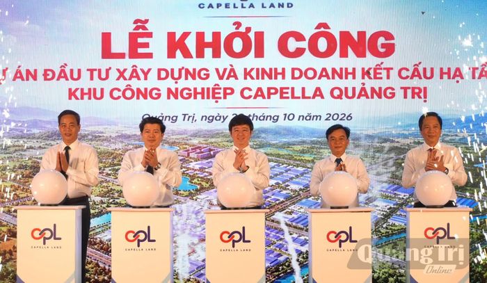 Các đồng chí lãnh đạo tỉnh Quảng Trị chúc mừng dự án chính thức được khởi công - Ảnh: T.Đ
