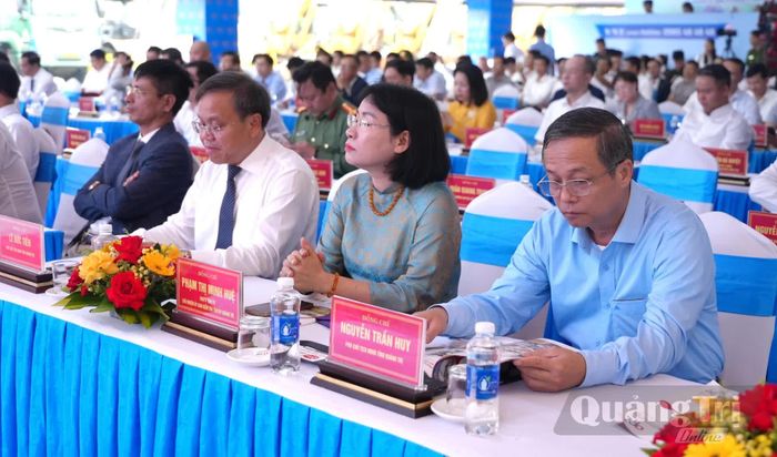 Các đồng chí lãnh đạo tỉnh tham dự lễ khởi công dự án - Ảnh: T.Đ