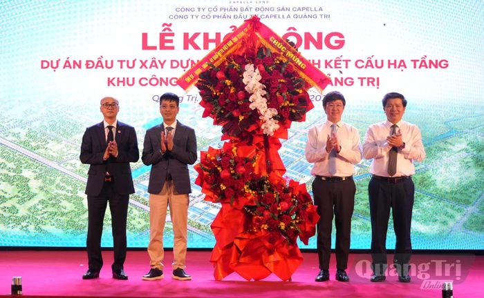 Đồng chí Bùi Hoàng Phương, Chủ tịch UBND tỉnh và đồng chí Trần Vũ Khiêm, Phó Bí thư Thường trực Tỉnh ủy, Trưởng đoàn đại biểu Quốc hội tỉnh tặng hoa chúc mừng chủ đầu tư dự án - Ảnh: T.Đ