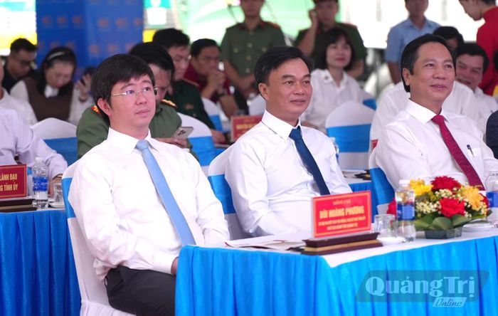 Các đồng chí: Bùi Hoàng Phương, Chủ tịch UBND tỉnh; Nguyễn Chiến Thắng, Chủ tịch Ủy ban MTTQ Việt Nam tỉnh; Hoàng Nam, Phó Chủ tịch Thường trực UBND tỉnh tham dự lễ khởi công - Ảnh: T.Đ