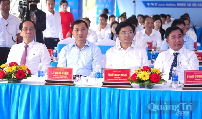Các đồng chí trong Ban Thường vụ Tỉnh ủy tham dự lễ khởi công - Ảnh: T.Đ