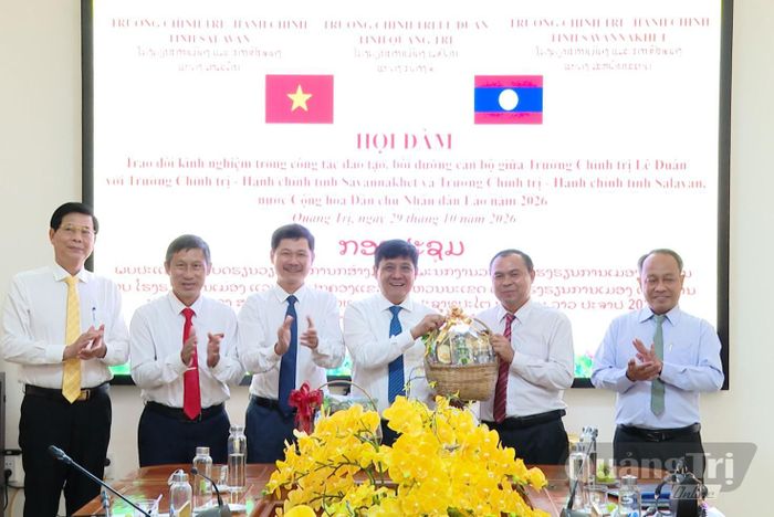 Đại diện lãnh đạo các Trường Chính trị-Hành chính tỉnh Sả-lạ-văn và Sạ-vẳn-na-khệt tặng quà Trường Chính trị Lê Duẩn - Ảnh: T.L