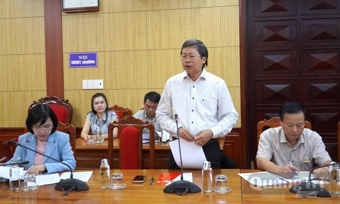 Đại diện lãnh đạo Ban Quản lý dự án đầu tư xây dựng các công trình dân dụng, công nghiệp và hạ tầng kỹ thuật tỉnh báo cáo tại cuộc họp - Ảnh: H.L