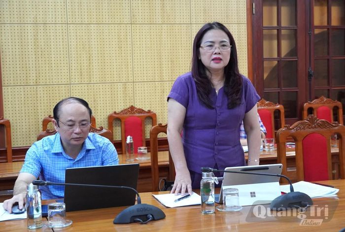 Đại diện lãnh đạo Sở Giáo dục và Đào tạo báo cáo tại cuộc họp - Ảnh: H.L