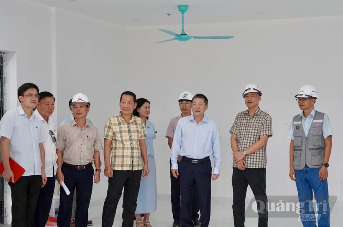 Đồng chí Phan Phong Phú, Phó Chủ tịch UBND tỉnh kiểm tra các căn hộ của dự án đầu tư xây dựng công trình nhà ở xã hội Bảo Ninh 2 - Ảnh: H.N