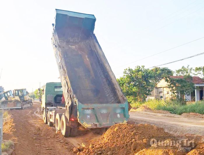 Nhà thầu nhận mặt bằng đến đâu thi công ngay đến đó để việc vướng mắc mặt bằng tại một vài điểm không làm ảnh hưởng đến tiến độ thi công của toàn dự án - Ảnh: B.T