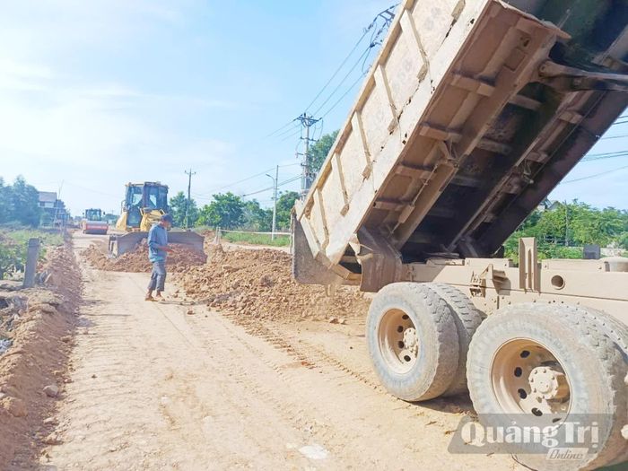 Nhà thầu triển khai thi công các đoạn tuyến vừa được bàn giao mặt bằng - Ảnh: B.T